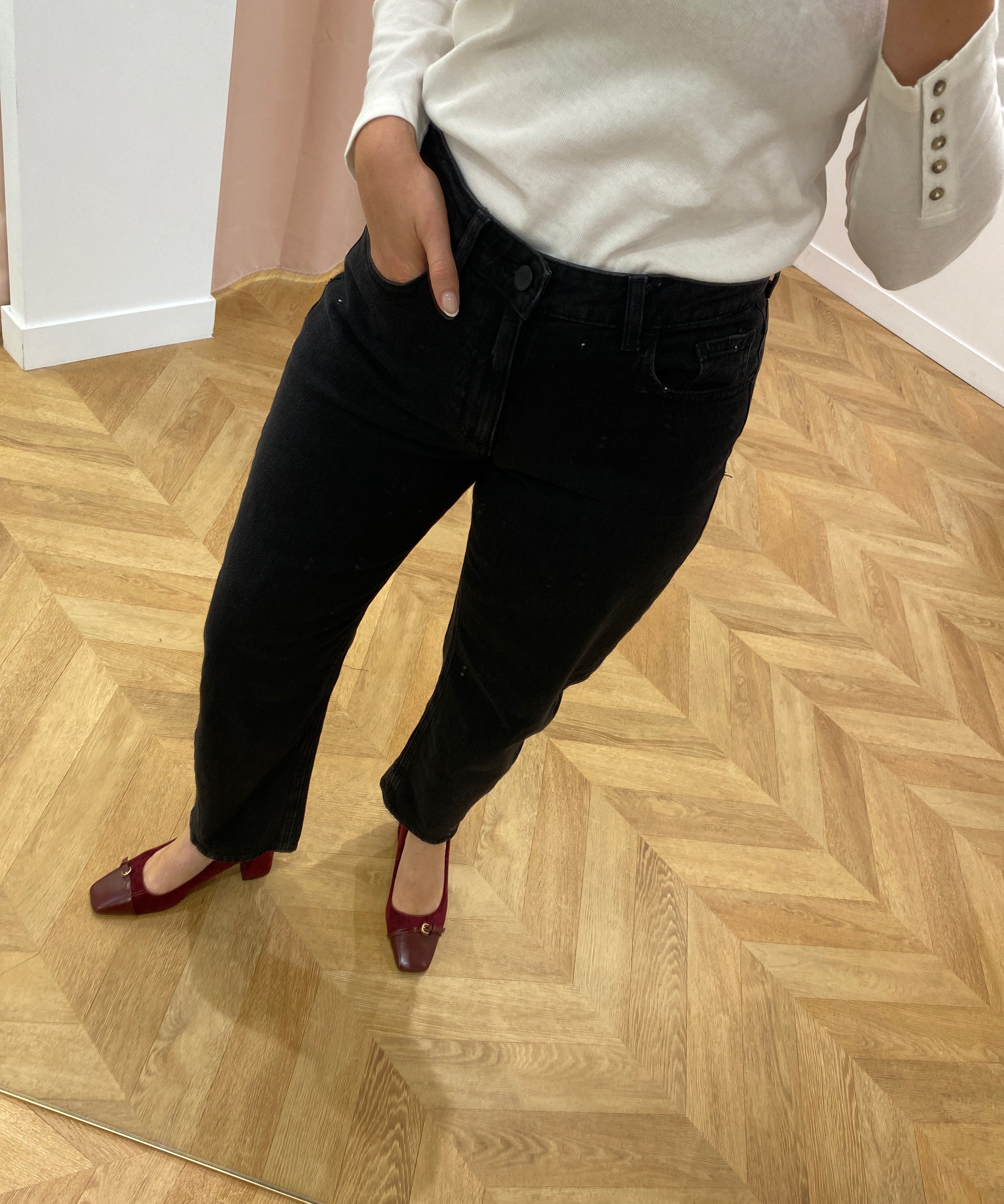 Jean VIBRADY VILA noir porté en boutique vue de trois quarts face