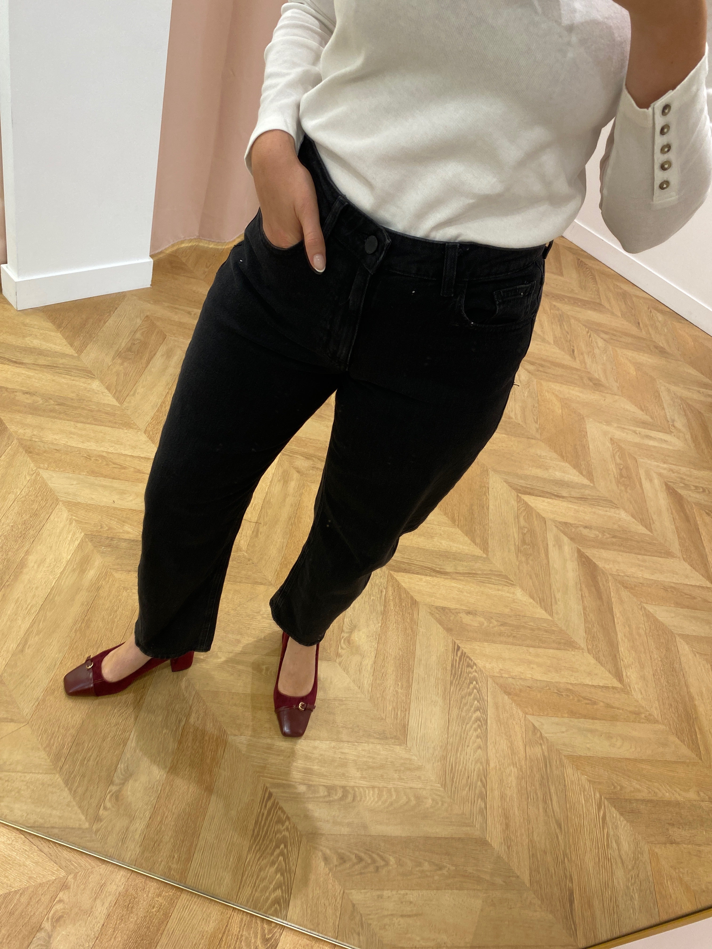 Jean VIBRADY VILA noir porté en boutique vue de trois quarts face